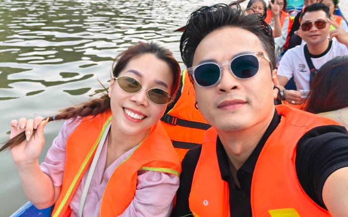 Hồng Đăng giản dị đưa vợ đi lễ chùa cầu bình an