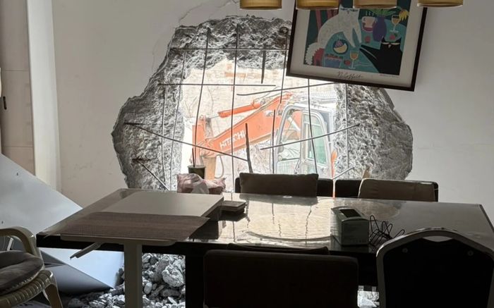 Máy xúc bất ngờ xuyên thủng tường một căn nhà, hình ảnh hiện trường gây sốc