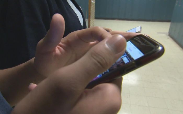 Mượn điện thoại của mẹ để làm bài tập, con gái vô tình phát hiện bằng chứng ngoại tình gây sốc