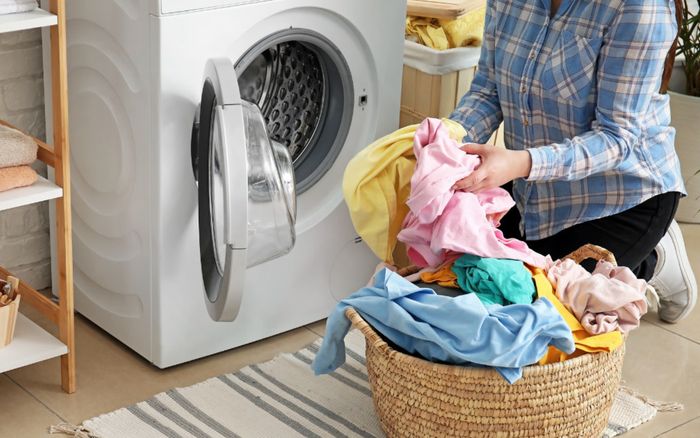 Quần áo giặt xong liên tục bốc mùi khai nồng, người phụ nữ sốc khi biết sự thật