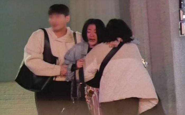 Em gái Từ Hy Viên được bắt gặp bật khóc nức nở ngay giữa đường phố