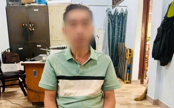 Người đàn ông dựng xe đạp trước cửa nhà dân rồi có hành vi đáng xấu hổ, Công an phải vào cuộc