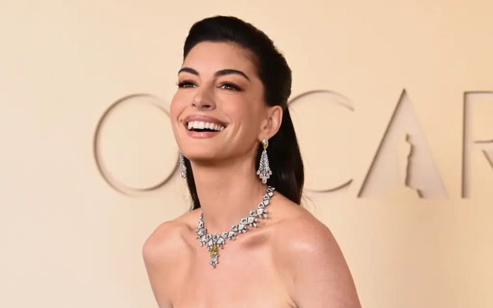 Anne Hathaway tiết lộ bí quyết 'nâng cơ tức thì' tại Oscar 2026, không cần dao kéo