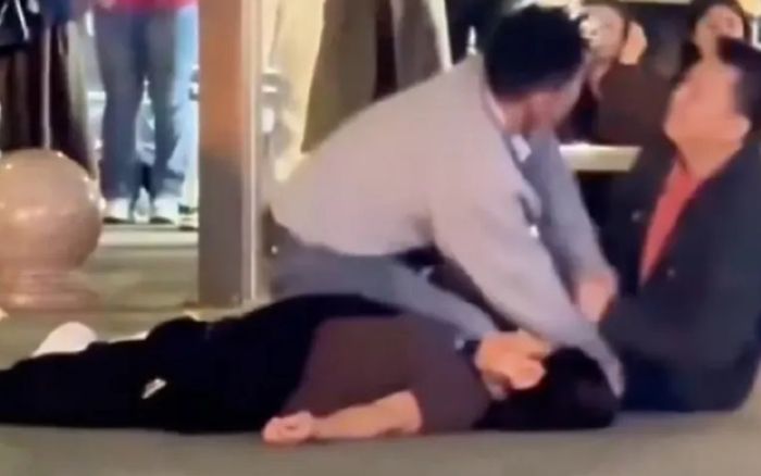 Bắt quả tang chồng ngoại tình giữa đường, người vợ ngã gục tại chỗ khi 'tiểu tam' lộ diện