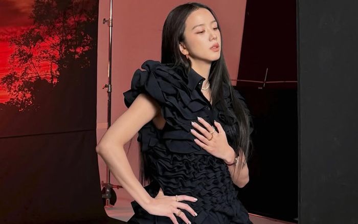 Jisoo (BLACKPINK) khoe visual nét căng qua ảnh cam thường