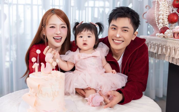 Puka và Gin Tuấn Kiệt lần đầu công khai con gái, netizen xuýt xoa với vẻ đáng yêu của ái nữ