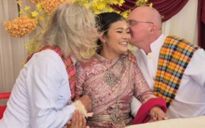 Người phụ nữ 'gây sốc' khi đám cưới cùng lúc với 2 người đàn ông nước ngoài