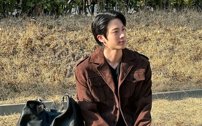 Jin (BTS) gây sốt trước ngày comeback
