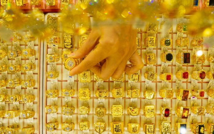 Tin tài chính hôm nay 2/3: Vàng và bạc biến động mạnh, USD giằng co