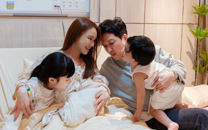 Trường Giang buồn khi đưa con trai đi bệnh viện