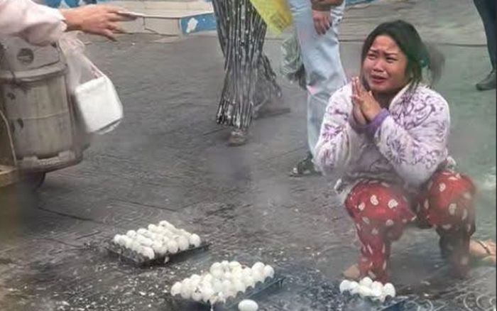 Nữ tài xế đập bể hết trứng vịt của cô gái bán hàng rong, lý do gây phẫn nộ