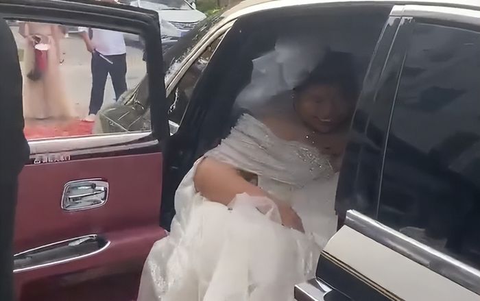Cô dâu vừa bước xuống xe thì bị phù dâu ngăn lại, phản ứng chú rể gây chú ý