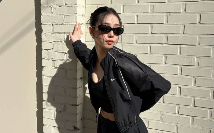 Karina (aespa) khoe tỷ lệ cơ thể khó tin với outfit tối giản, đôi chân dài gây choáng