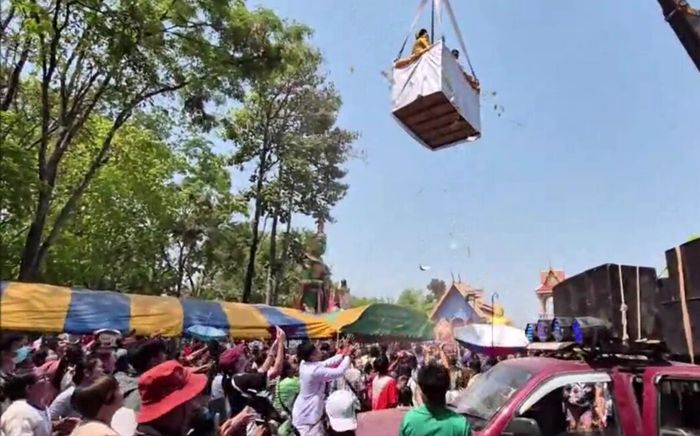 Nữ ca sĩ cầm 75 triệu đồng rải khắp chùa, người dân hỗn loạn tranh giành