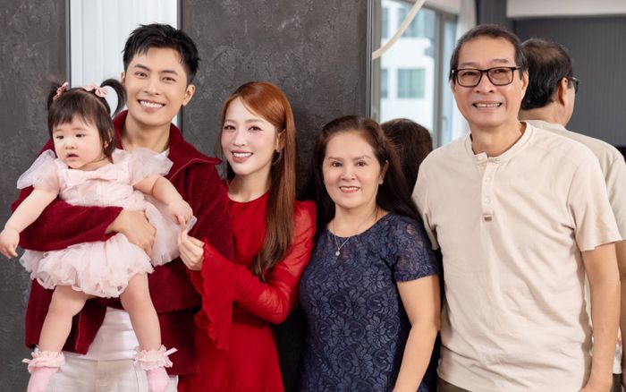 Bố mẹ chồng Puka dự thôi nôi cháu nội, một chi tiết gây chú ý