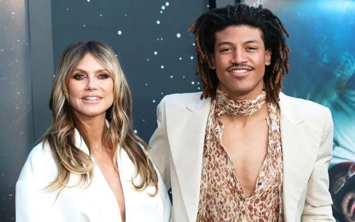 Mẹ con Heidi Klum chiếm spotlight thảm đỏ với outfit da báo nổi bật