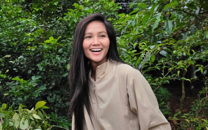 H'Hen Niê: 'Từng ước mơ đi thu mua xe chai và có được xấp tiền lẻ'