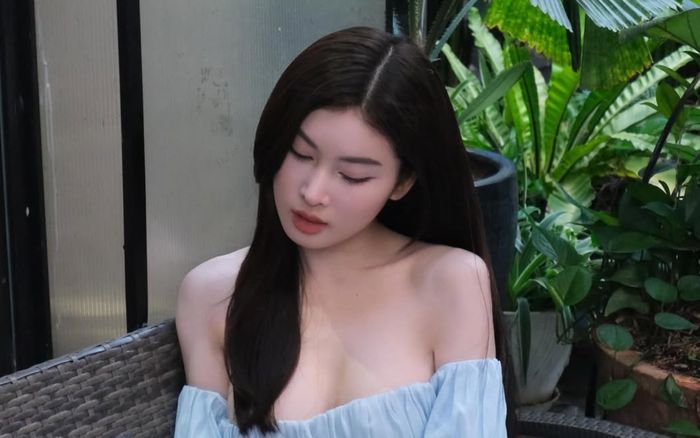 Á hậu Ngọc Thảo mặc váy trễ vai xuyên thấu, e ấp chuẩn 'nàng thơ'