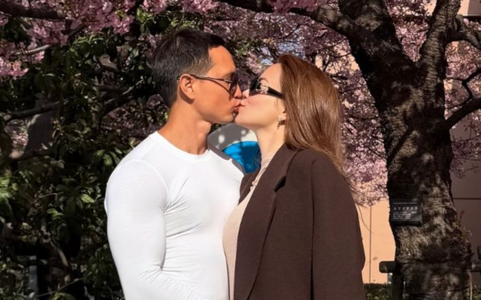 Hồ Ngọc Hà 'khoá môi' Kim Lý nồng cháy