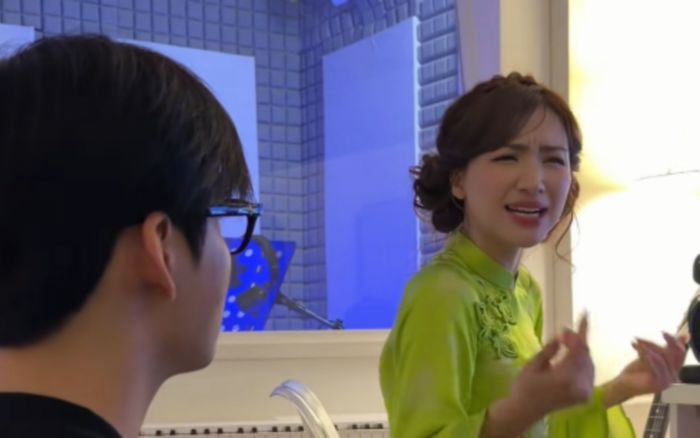 Hòa Minzy dạy hát cho một nam ca sĩ, thái độ gây chú ý
