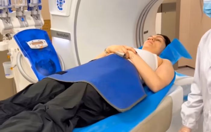 Jessie J nhập viện khẩn cấp, suýt gãy cổ vì tai nạn trên xe