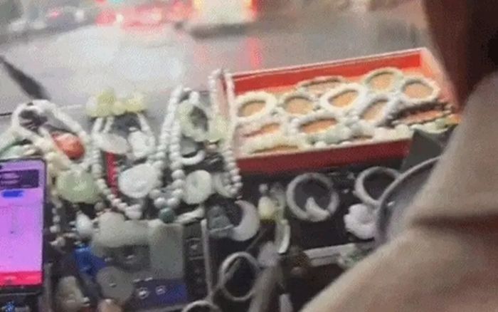 Đặt xe qua ứng dụng, người đàn ông sững sờ trước cảnh tượng bên trong