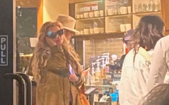 Britney Spears lần đầu lộ diện sau bê bối uống rượu khi lái xe