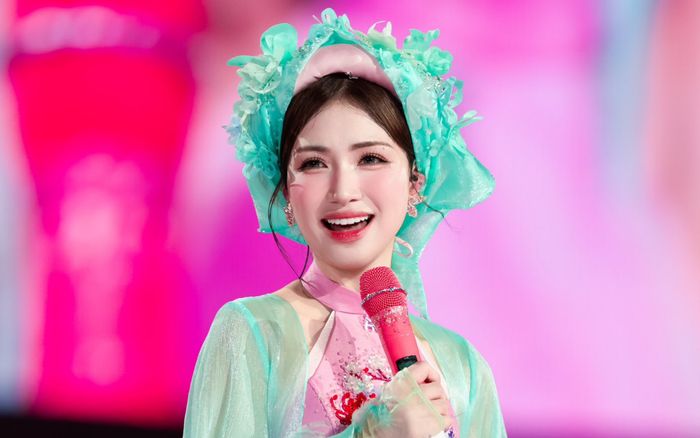 Hòa Minzy đón nhận loạt tin vui dồn dập