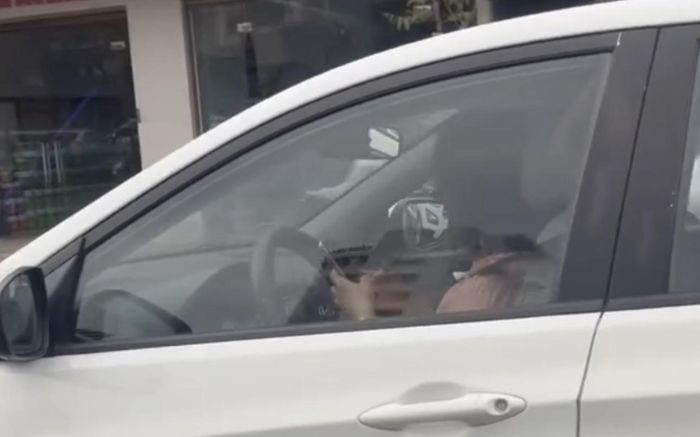 Nữ tài xế dùng điện thoại khi đang lái xe ô tô và cái kết 'nhớ đời'