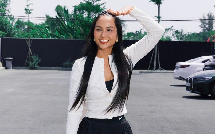 Hoa hậu H'Hen Niê khoe visual bùng nổ với kiểu tóc mới lạ mắt