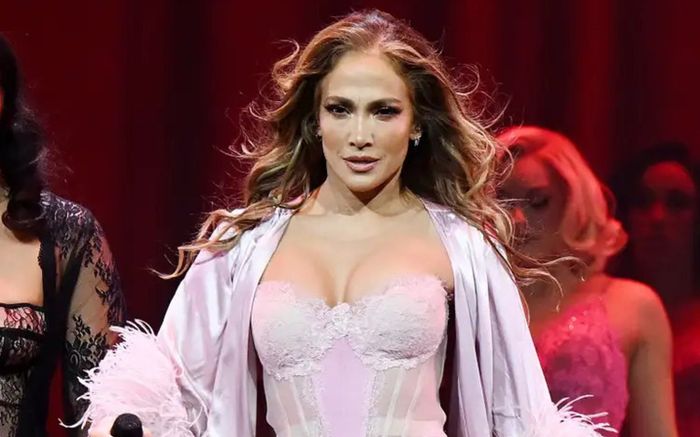 Jennifer Lopez khuấy đảo sân khấu với mốt nội y gợi cảm