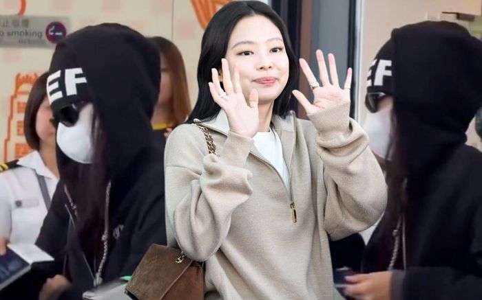 Jennie bị chỉ trích 'thái độ ngôi sao' tại sân bay