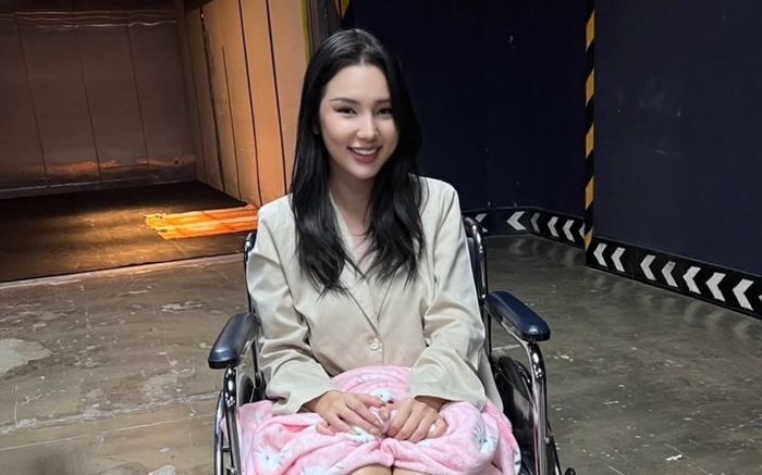 Thí sinh Miss Grand Thailand 2025 bị thương nặng, phải ngồi xe lăn trình diễn