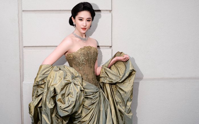 Lưu Diệc Phi khẳng định khí chất 'thần tiên tỷ tỷ' trên thảm đỏ