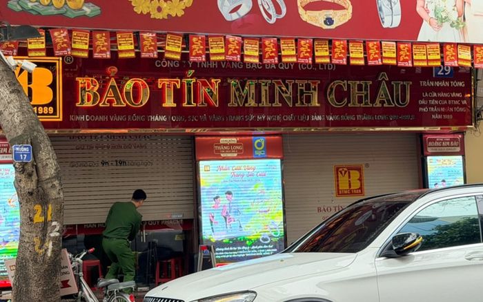 Công an xuất hiện tại cửa hàng vàng Bảo Tín Minh Châu