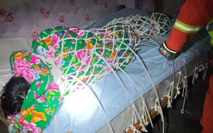 Nghe tiếng kêu cứu từ nhà dân, nam shipper gọi cảnh sát thì phát hiện cảnh tượng khó tin