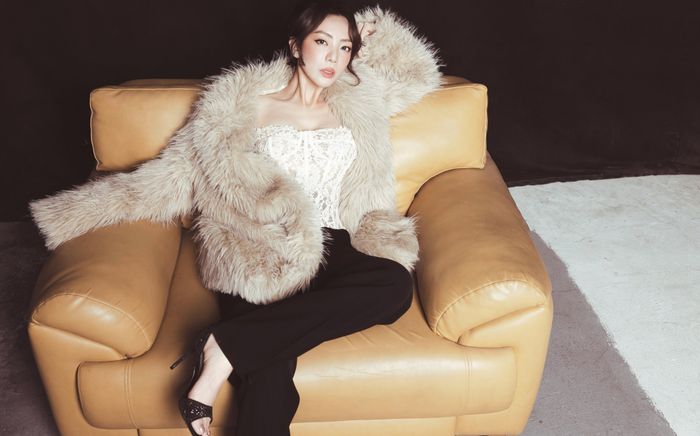 'Hoa hậu làng hài' Thu Trang tung bộ ảnh mới 'chất như nước cất'