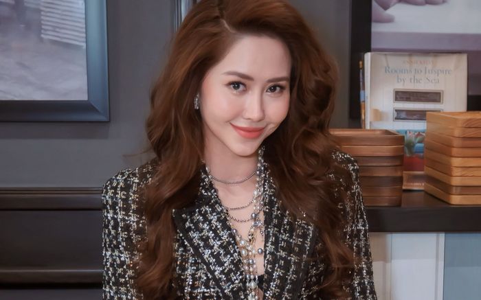 Diễn viên Tường Vi diện đồ nửa kín nửa hở, khéo khoe nội y gợi cảm ở tuổi U40