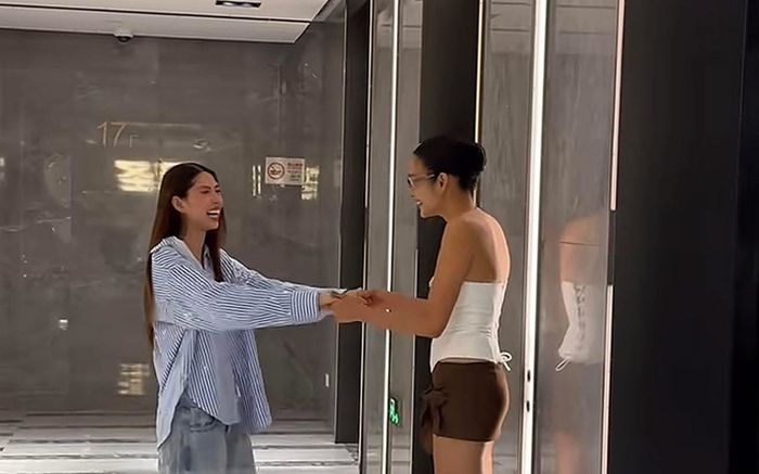 Rầm rộ ảnh Thùy Dương (TyhD) và Hoàng Thùy nắm tay thân thiết