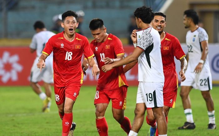 FIFA cộng điểm cực thấp dù Việt Nam thắng đậm Bangladesh