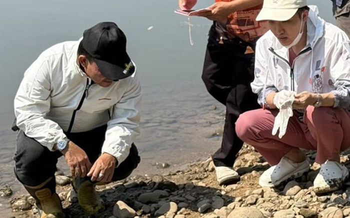 Lội sông bắt cá, người dân kinh hoàng khi mò được thứ dưới lớp bùn