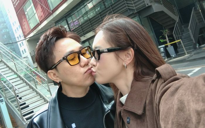 Anh Đức 'khóa môi' vợ hot girl kém 12 tuổi ở Hàn Quốc