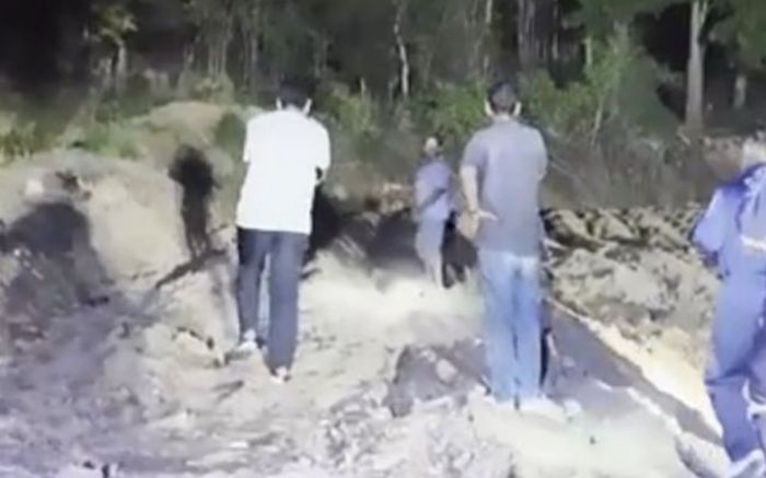 Người phụ nữ bị 2 người đàn ông khiêng lên núi rồi mất tích, người dân đổ xô đi tìm