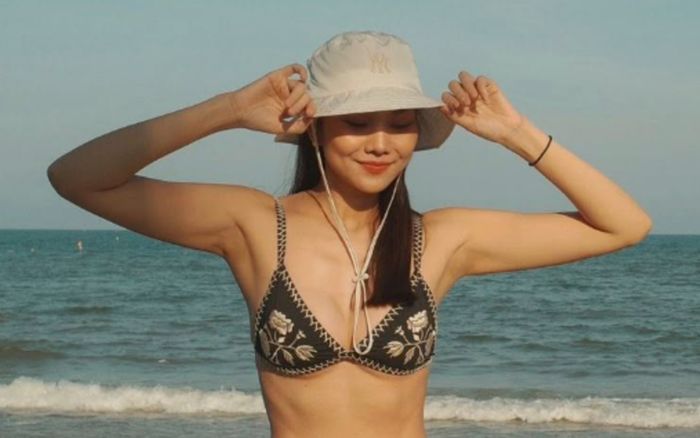 Thanh Hằng thả dáng với đồ bơi 'nửa kín, nửa hở'