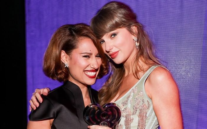 RAYE tiết lộ bí quyết học hỏi từ Taylor Swift