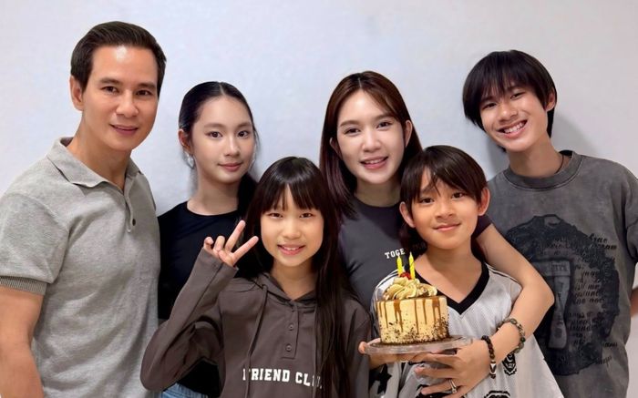 Vợ kém Lý Hải 17 tuổi đón sinh nhật bên chồng và 4 con