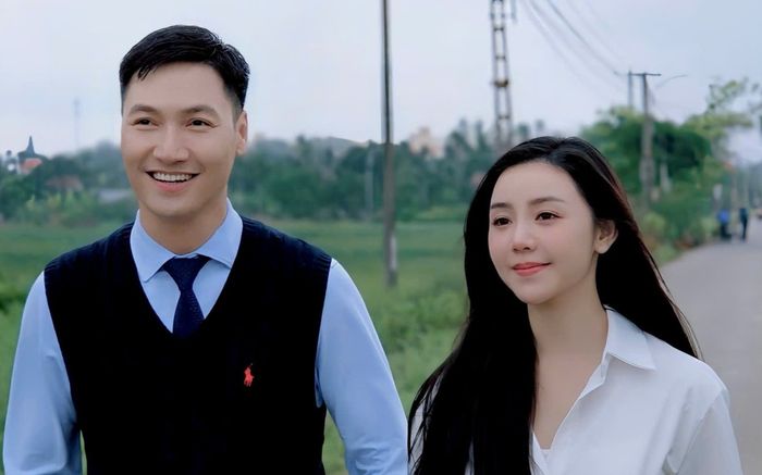 Mạnh Trường đăng ảnh tình tứ bên Quỳnh Kool tại quê nhà nữ diễn viên