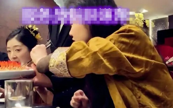 Đi đám cưới bạn thân, người phụ nữ có hành động khiến cô dâu 'đứng hình'