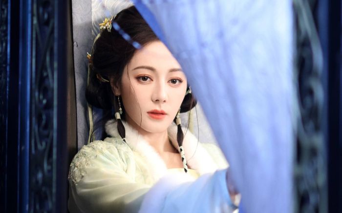 Địch Lệ Nhiệt Ba vướng tranh cãi