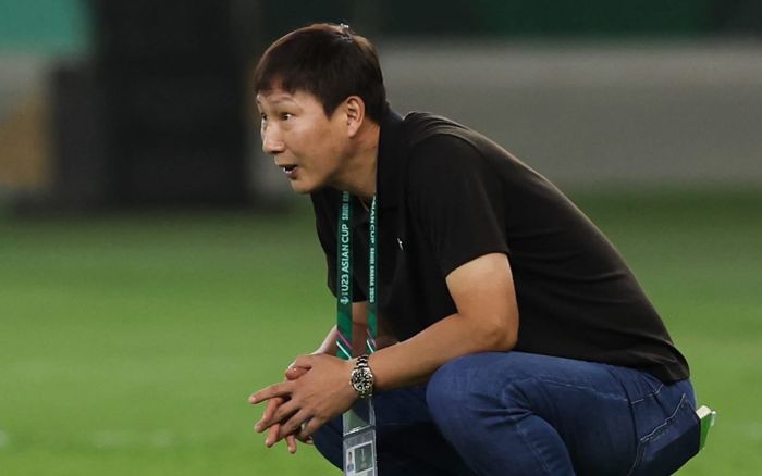 Nguyễn Xuân Son khó cứu HLV Kim Sang Sik